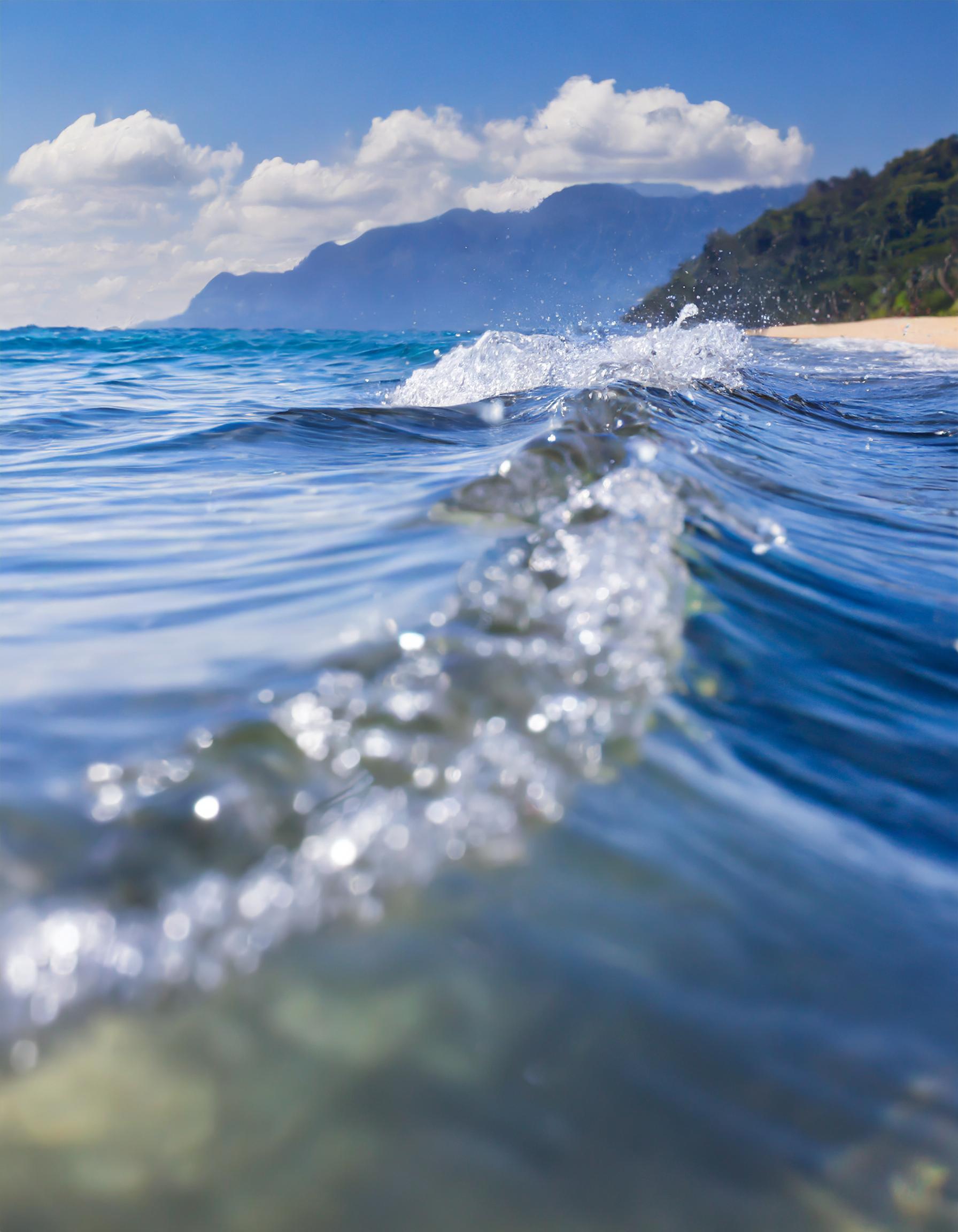 Küste mit Leuchtturm und Segelbooten